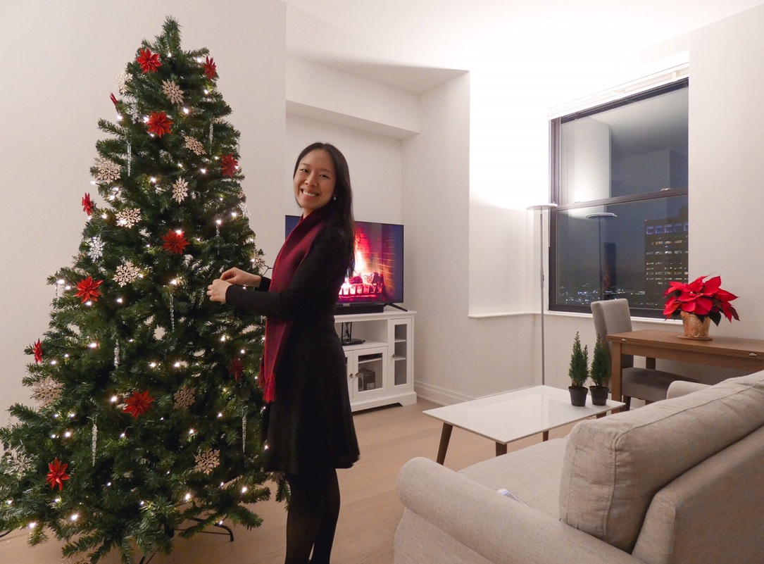 Valine decorating the Christmas tree in her NYC apartment — full view